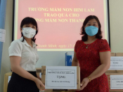 Đồng chí Nguyễn Thị Phúc hiệu trưởng trường mầm non tặng quà cho BGH trường mầm non Thanh Minh