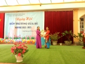 Đồng Chí Nguyễn Thị Ngát Phó chủ tịch UBND xã Thanh Minh tặng quà chúc mừng cho nhà trường